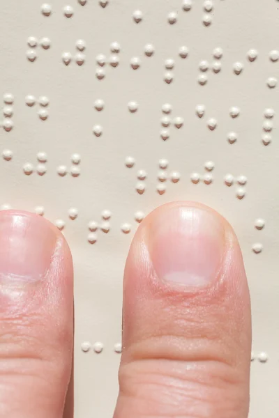 Lettura cieca del testo in lingua braille — Foto Stock