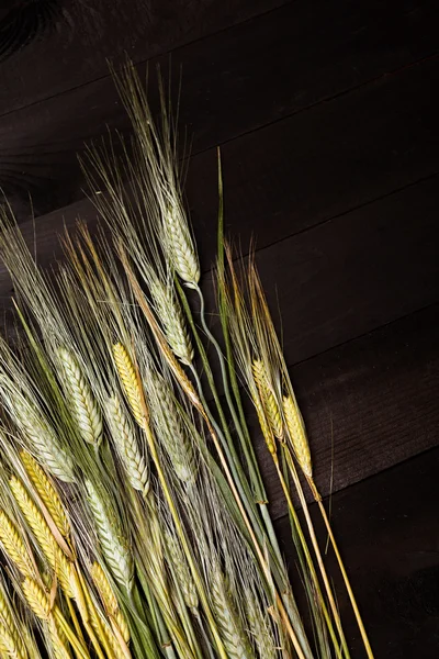 Weizen auf Holztisch — Stockfoto