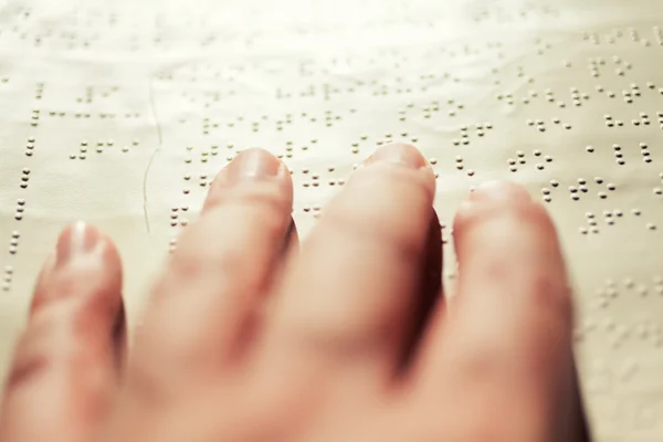 Blind lezen van tekst in braille taal — Stockfoto