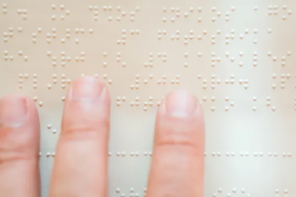 Blind braille dilde metin okuma — Stok fotoğraf
