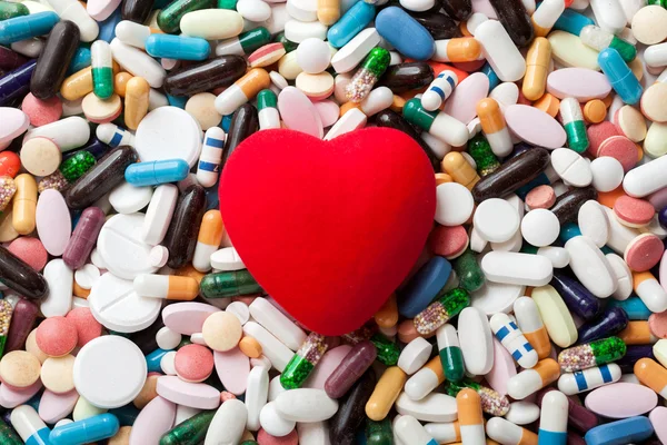 Red heart on pills — Stock Photo, Image