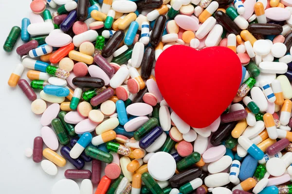 Red heart on pills — Stock Photo, Image