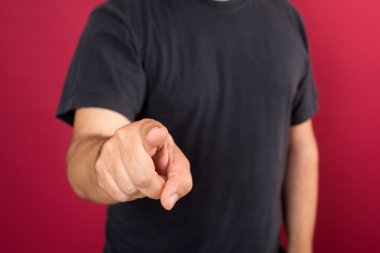 Parmakla gösteriliyor