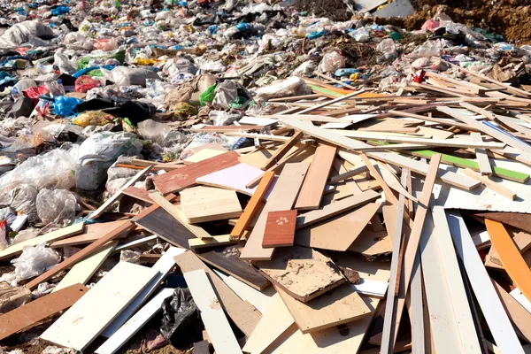 Stapel van huishoudelijk afval op stortplaats — Stockfoto