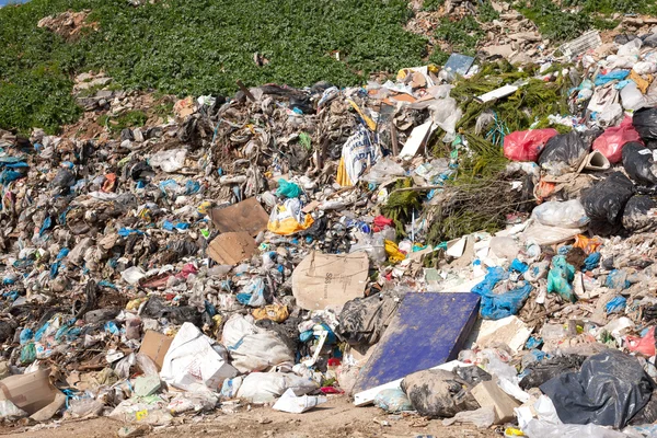 Stapel van huishoudelijk afval op stortplaats — Stockfoto