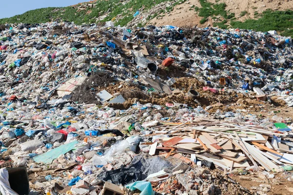 Montón de basura doméstica en el vertedero — Foto de Stock