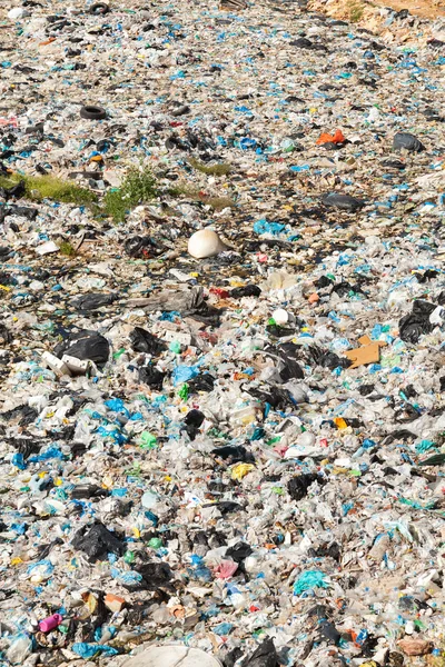 Montón de basura doméstica en el vertedero — Foto de Stock