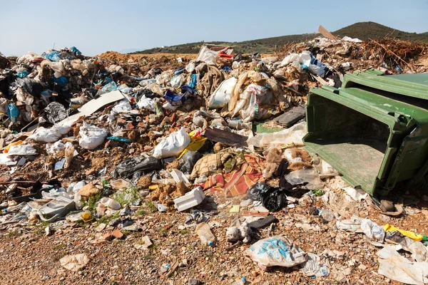Pilha de lixo doméstico em aterro — Fotografia de Stock