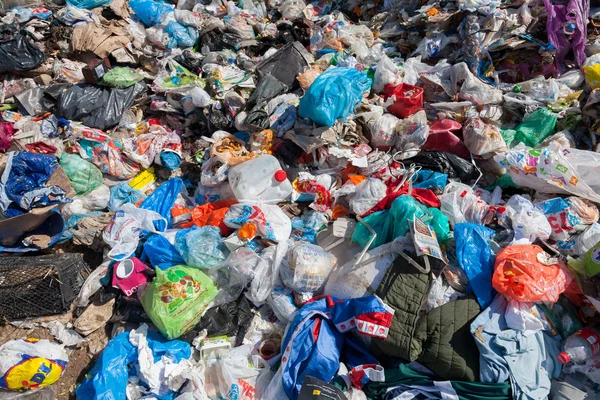 Montón de basura doméstica en el vertedero — Foto de Stock