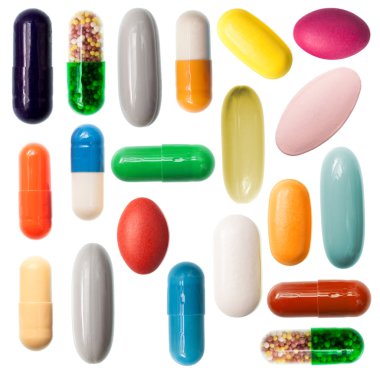 Beyaz arka planda haplar ve kapsüller