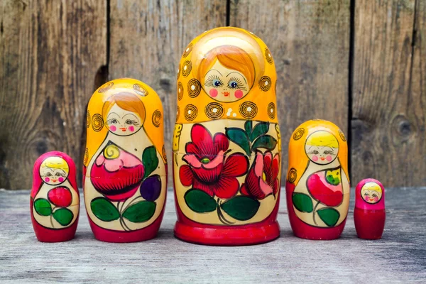 Babushkas ou bonecas matryoshkas . — Fotografia de Stock