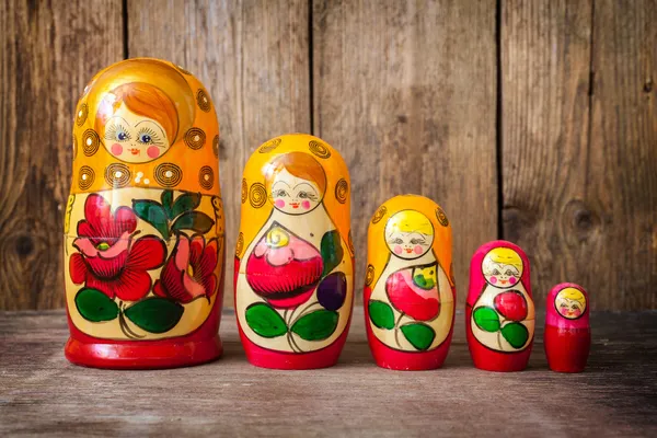 Babushkas ou bonecas matryoshkas . — Fotografia de Stock