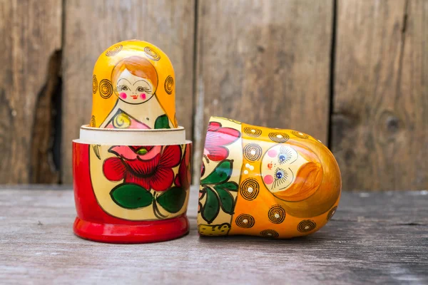 Babushkas ou bonecas matryoshkas . — Fotografia de Stock