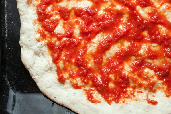 База пиццы и томатный соус — стоковое фото