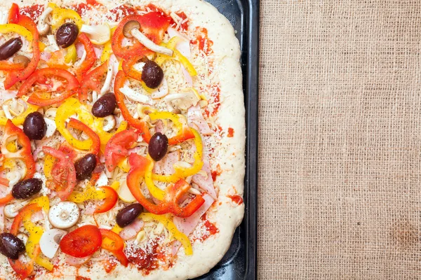 Rå okokt pizza paj — Stockfoto