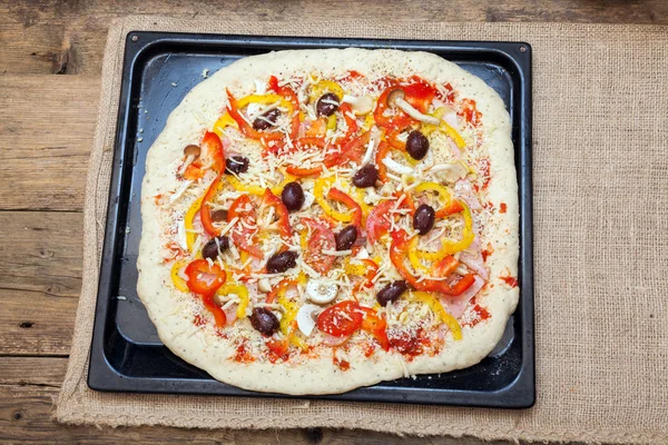 Pastel crudo de pizza sin cocer —  Fotos de Stock