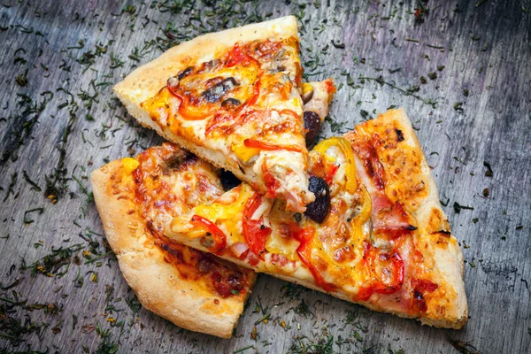 Pizza in plakjes gesneden — Stockfoto