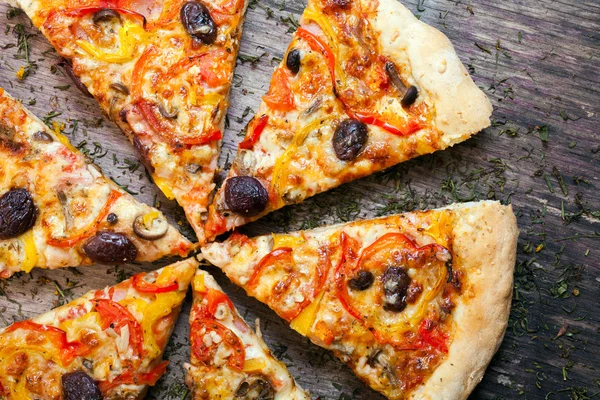 Pizza dilimlere bölünmüş. 