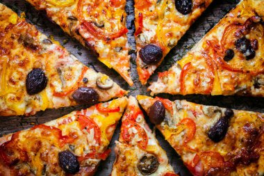 Pizza dilimlere bölünmüş. 