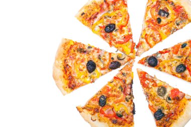 Pizza dilimlere bölünmüş. 