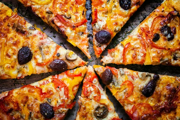 Pizza dilimlere bölünmüş. — Stok fotoğraf