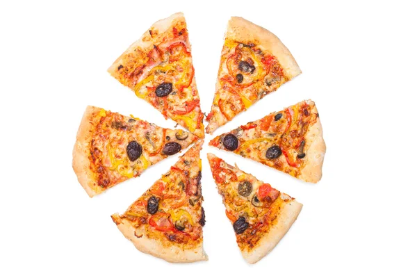 Пицца, разрезанная на ломтики — стоковое фото