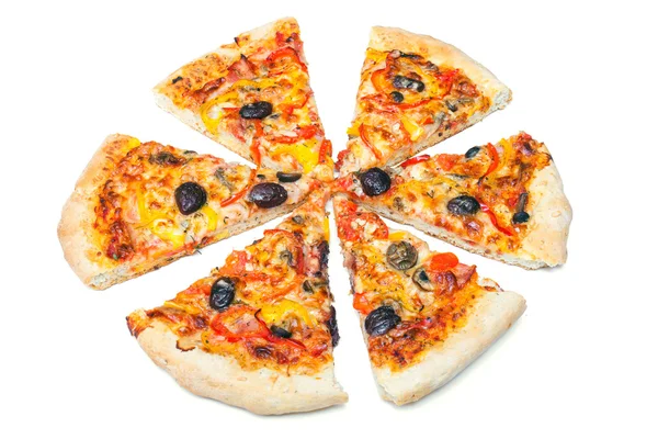 Пицца, разрезанная на ломтики — стоковое фото