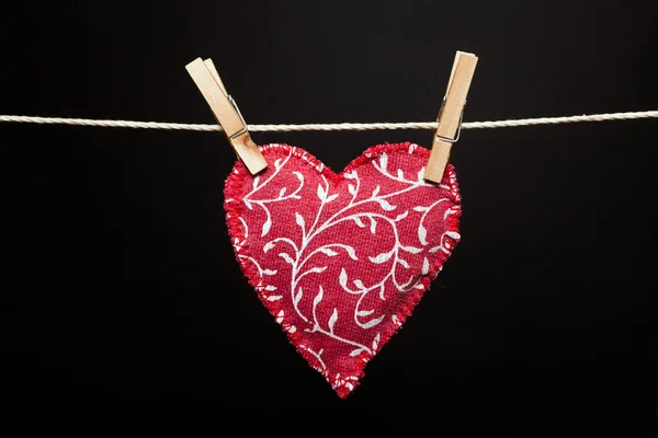 Coeur rouge accroché à la corde à linge — Photo