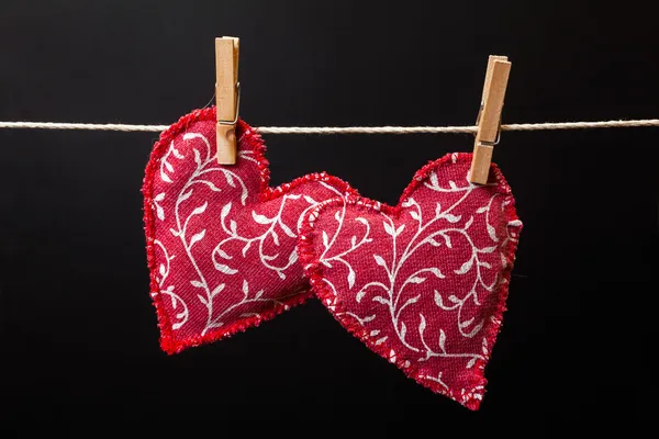 Červené srdce visí na prádelní šňůru — Stock fotografie
