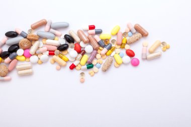 hapları üzerinde beyaz