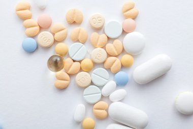 hapları üzerinde beyaz