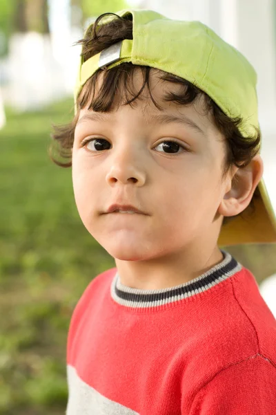 El pequeño y divertido retrato de primer plano de buen humor —  Fotos de Stock