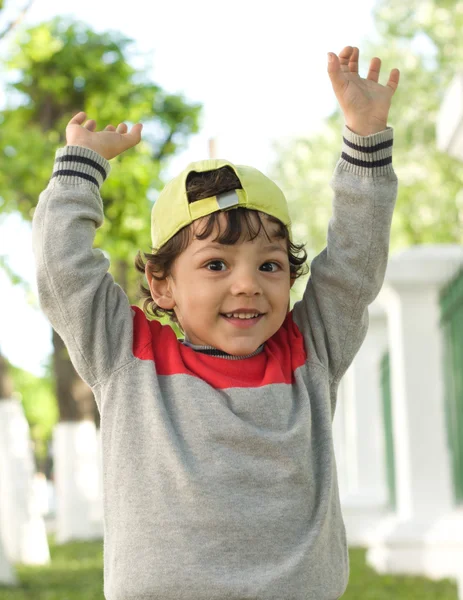 El pequeño y divertido retrato de primer plano de buen humor —  Fotos de Stock