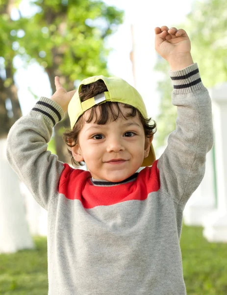 El pequeño y divertido retrato de primer plano de buen humor —  Fotos de Stock