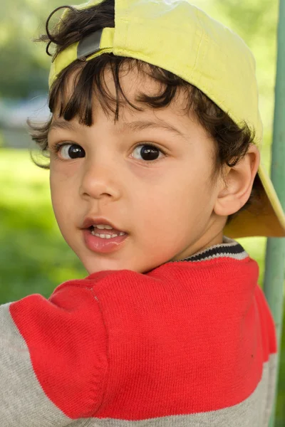 El pequeño y divertido retrato de primer plano de buen humor —  Fotos de Stock