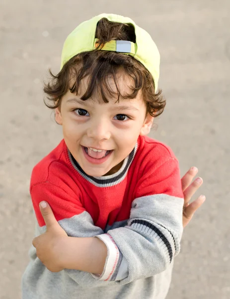 El pequeño y divertido retrato de primer plano de buen humor —  Fotos de Stock