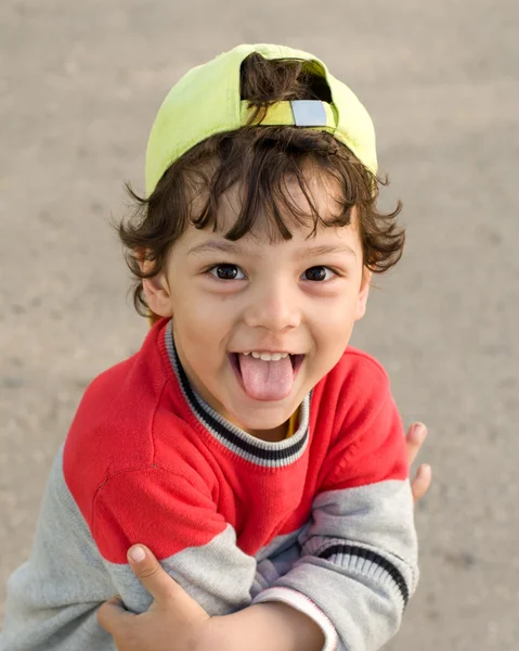 El pequeño y divertido retrato de primer plano de buen humor —  Fotos de Stock