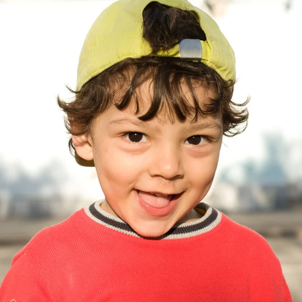 Mały chłopiec zabawny zbliżenie portret w dobry nastrój — Zdjęcie stockowe