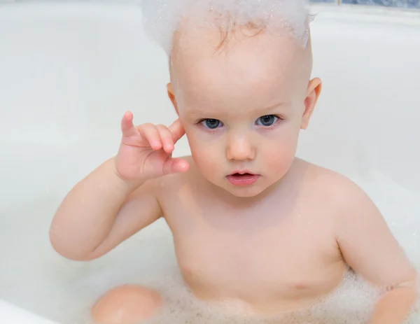 Liten pojke med ett bad med handtvål skum Stockbild