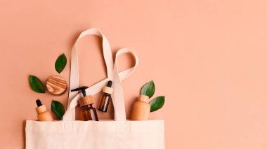 Farklı konteynırlarla tekrar kullanılabilen çevre dostu pamuk torbaları. Pastel renkler. Taze doğal yapraklar. Organik, sıfır atık kozmetik anlayışı..