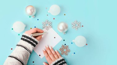 Boş tebrik kartına yazı yazan kadın manzarası. Yeni yıl dekorasyonu, büyük afiş..