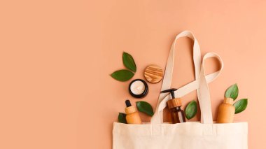 Kozmetik kaplarla yeniden kullanılabilen çevre dostu pamuk torbaları. Pastel renkler. Taze doğal yapraklar. Organik, sıfır atık kozmetik anlayışı..