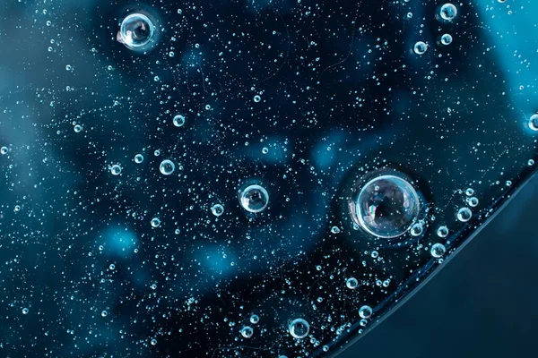Esfregaço Líquido Cosméticos Swatch Fundo Azul Visão Superior Superfície Líquida — Fotografia de Stock
