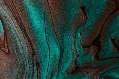 Sıvı tırnak cilasının güzel pırıltılı turkuaz lekeleri. Tripli boya dokusu. Sıvı sanat tekniklerinde tırnak kaplaması akış arkaplanı..