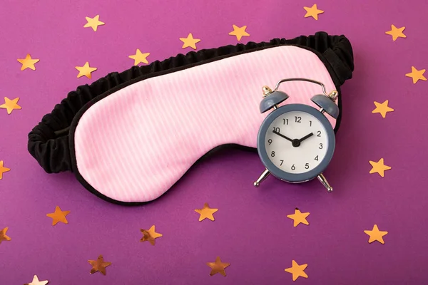 Yanında uyku ve alarm saati maskesi. Circadian ritim konsepti..