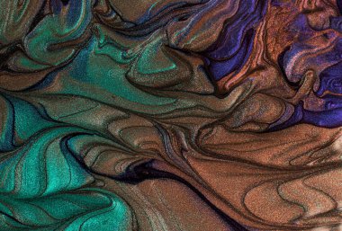 Sıvı tırnak cilasının güzel pırıltılı turkuaz lekeleri. Tripli boya dokusu. Sıvı sanat tekniklerinde tırnak kaplaması akış arkaplanı. Minimalizm kavramı..