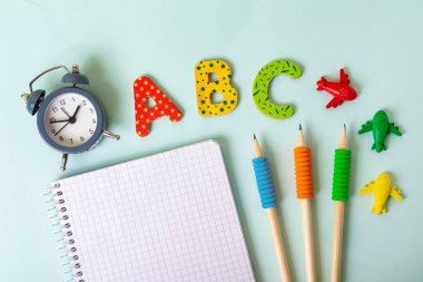 Arka planda farklı okul malzemeleriyle donatılmış. Okul konseptine geri dönelim..