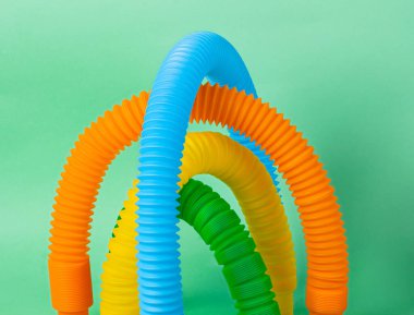 Renkli pop tüplerinin yakın çekimleri - yetişkinler ve çocuklar için parmak stres önleyici oyuncaklar.