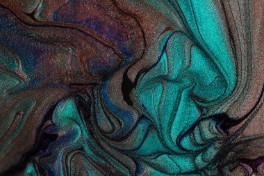 Sıvı tırnak cilasının güzel pırıltılı turkuaz lekeleri. Tripli boya dokusu. Sıvı sanat tekniklerinde tırnak kaplaması akış arkaplanı. Minimalizm kavramı..