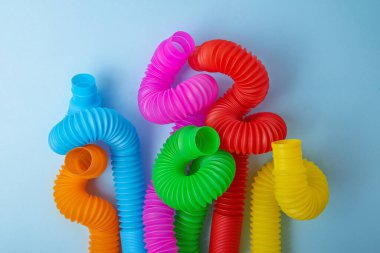 Çok renkli pop tüplerinin üst görüntüsü. Çocuklar için moda anti-stres oyuncağı..